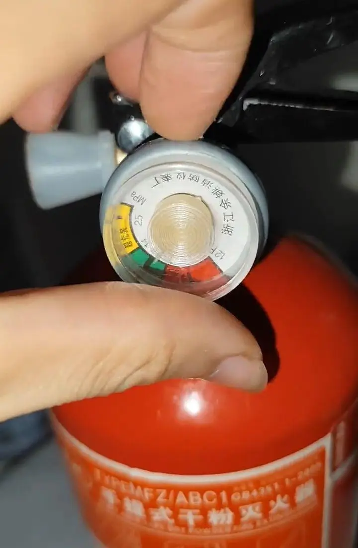 滅火器壓力表成“擺設(shè)”？廠家稱有人盜名仿造，市監(jiān)局將介入調(diào)查