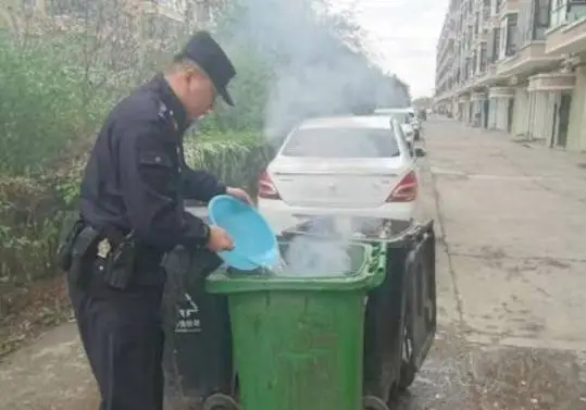 哈爾濱警民速除垃圾箱火情，消防安全警鐘長(zhǎng)鳴